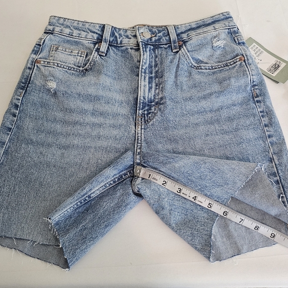 H&M Vintage Straight High Waist Denim Shorts Light Wash Blue Distressed 6 - Picture 9 of 10